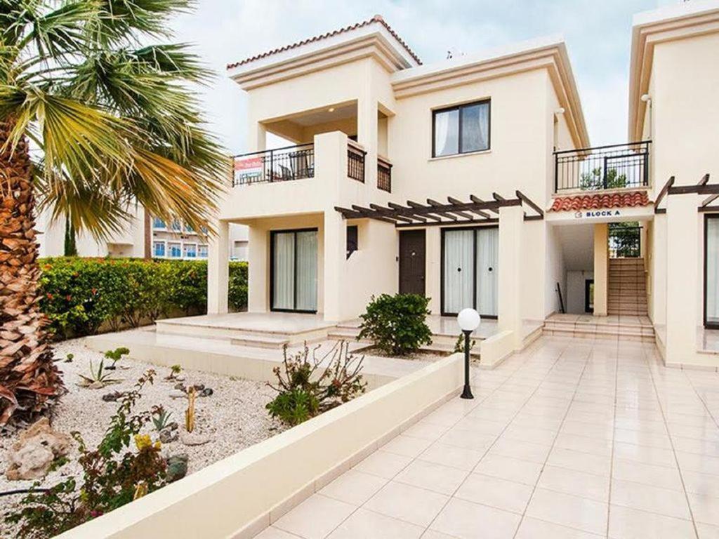 Beautiful 2-Bedroom Apartment - Great Location Пафос Екстериор снимка
