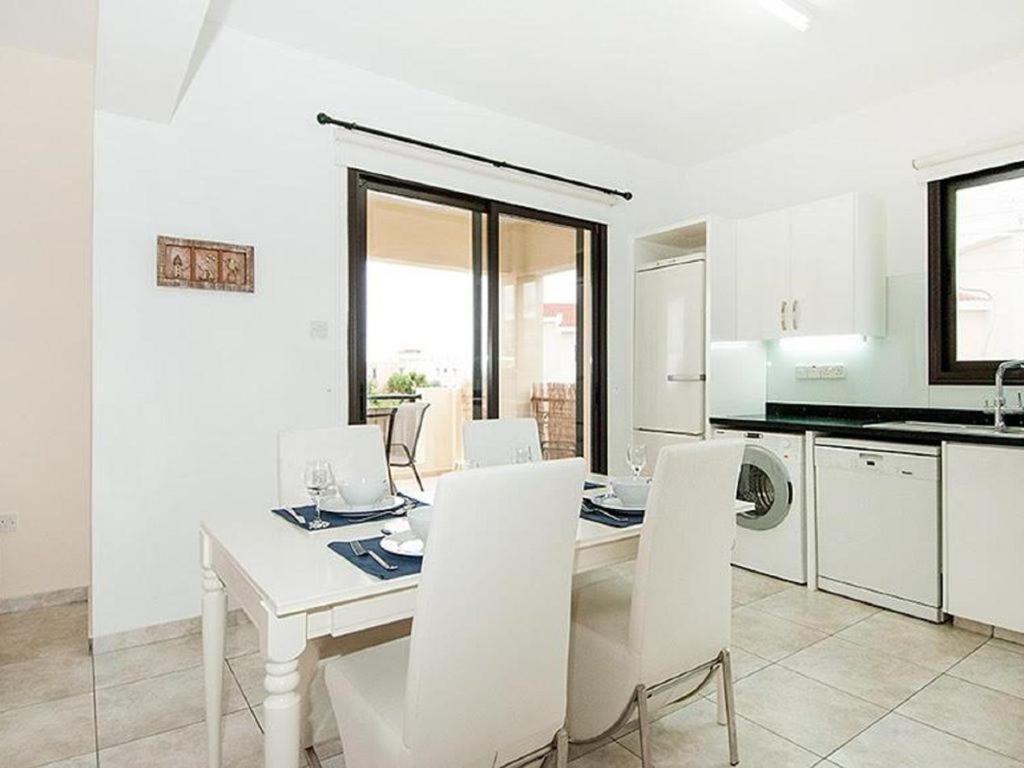 Beautiful 2-Bedroom Apartment - Great Location Пафос Екстериор снимка