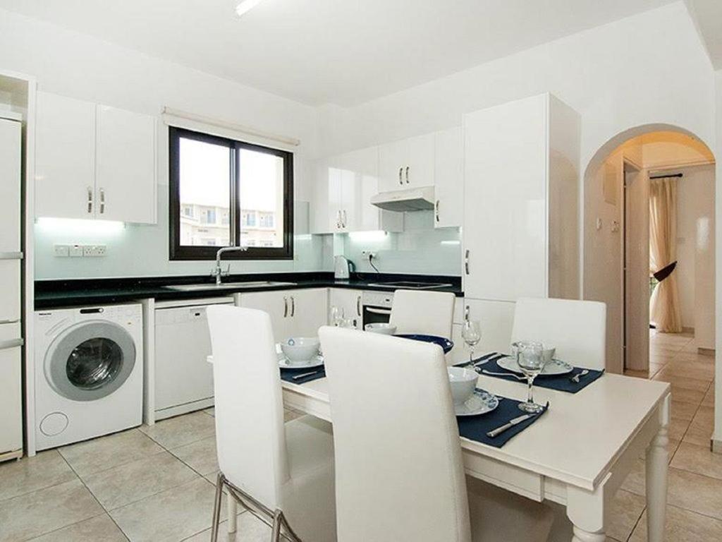 Beautiful 2-Bedroom Apartment - Great Location Пафос Екстериор снимка